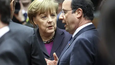 Merkel conversa con Hollande en Bruselas Merkel conversa con Hollande en Bruselas