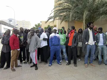 Inmigrantes en las cercanías de un CETI Inmigrantes en las cercanías de un CETI