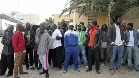 Inmigrantes en las cercanías de un CETI Inmigrantes en las cercanías de un CETI