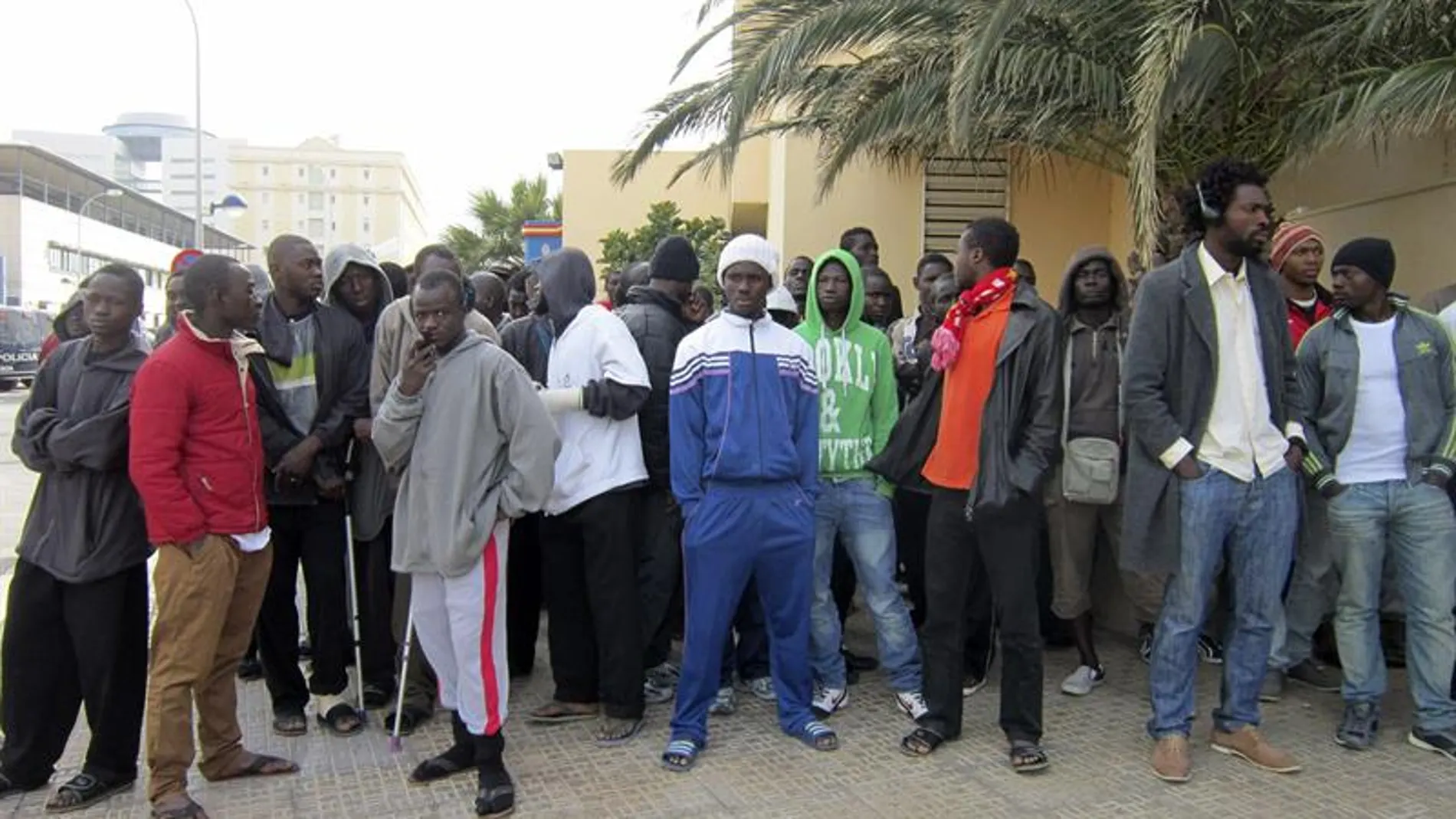 Inmigrantes en las cercanías de un CETI Inmigrantes en las cercanías de un CETI