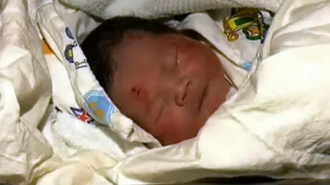 El bebé sobrevive al atropello El bebé sobrevive al atropello