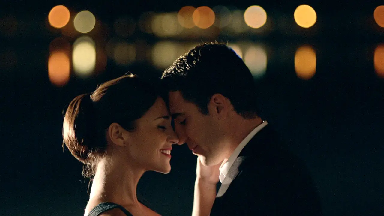Ana y Alberto bailan su canción bajo la luna de París