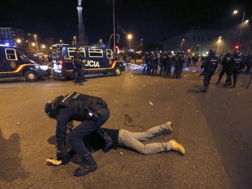 Un Policía detiene a una persona tras la Marcha por la Dignidad Un Policía detiene a una persona tras la Marcha por la Dignidad