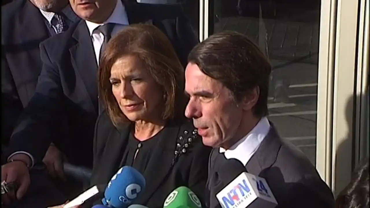 Aznar se acerca a dar el pésame a la familia Suárez