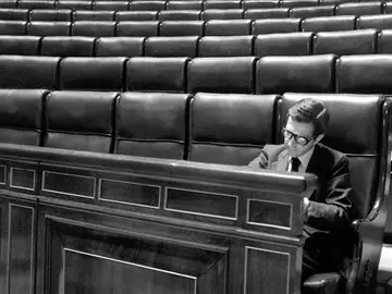 Adolfo Suárez solo en el Congreso de los Diputados Adolfo Suárez solo en el Congreso de los Diputados