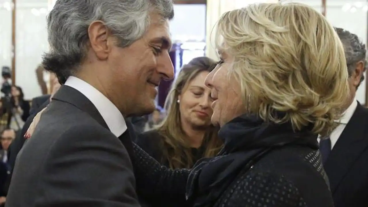 Adolfo Suárez Illana recibe el pésame de Esperanza Aguirre