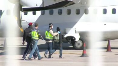 Sale un avión desde Melilla con otros sesenta inmigrantes