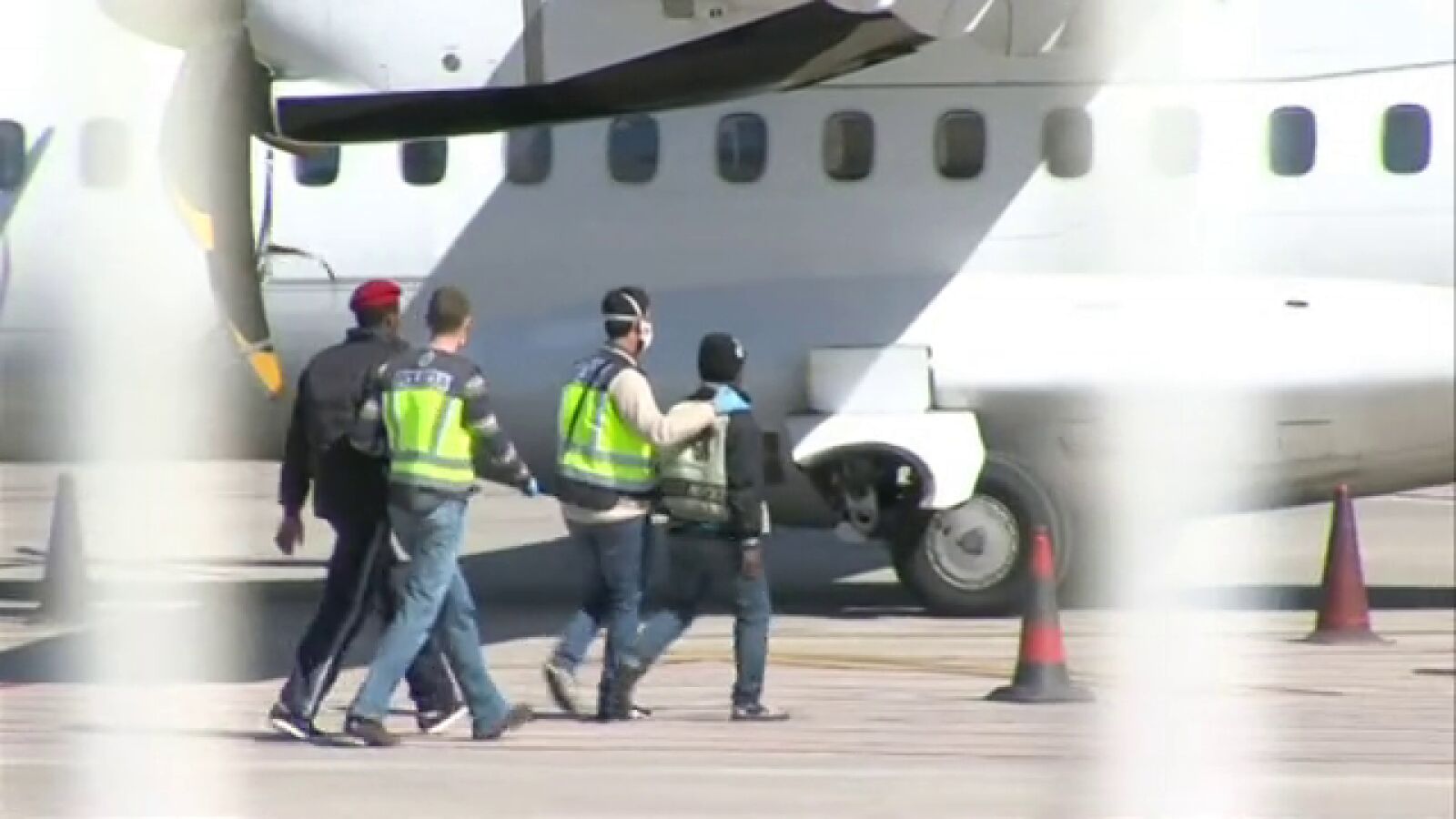 Sale un avión desde Melilla con otros sesenta inmigrantes