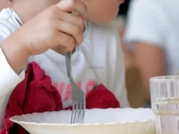 Un menor en un comedor social. Un menor en un comedor social.
