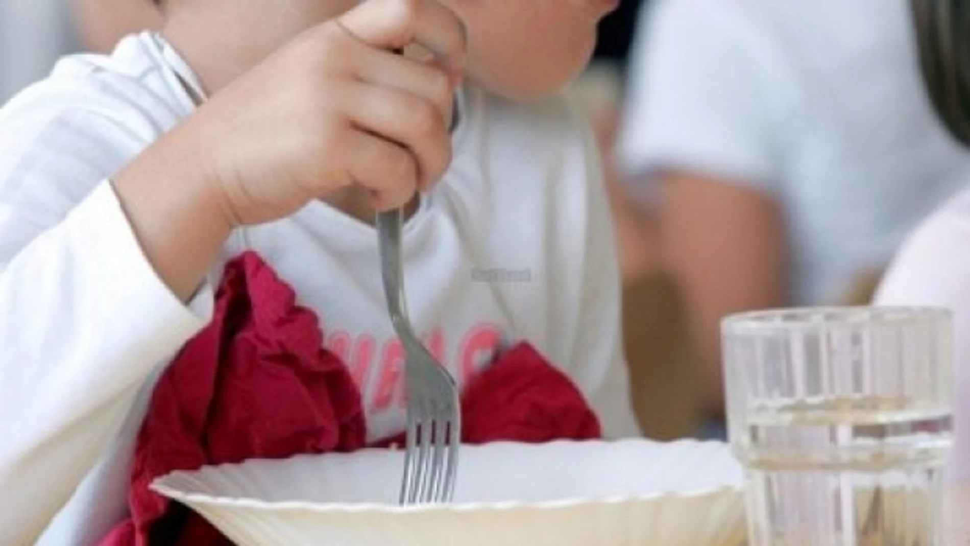 Un menor en un comedor social. Un menor en un comedor social.