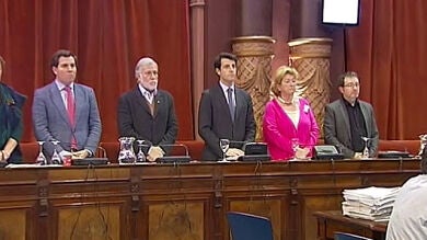 Bildu intenta impedir el minuto de silencio por Adolfo Suárez en San Sebastián