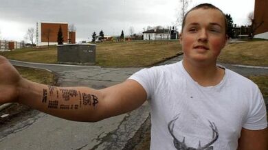 Un adolescente noruego se tatúa el recibo de su cena en el brazo