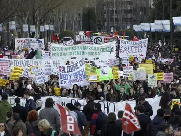 Los estudiantes toman la calle para defender la educación pública Los estudiantes toman la calle para defender la educación pública