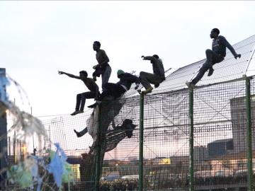 Decenas de inmigrantes saltan la valla de Melilla