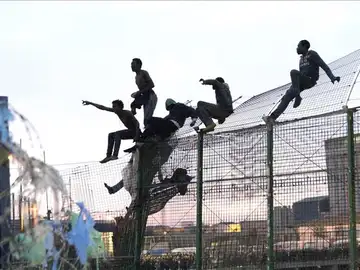 Decenas de inmigrantes saltan la valla de Melilla Decenas de inmigrantes saltan la valla de Melilla