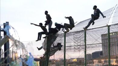 Un centenar de inmigrantes logra saltar la valla y pasar a Melilla