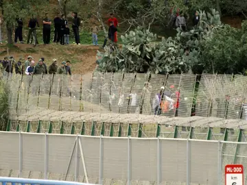 Inmigrantes en la valla de Melilla Inmigrantes en la valla de Melilla