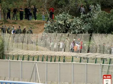 Inmigrantes en la valla de Melilla Inmigrantes en la valla de Melilla