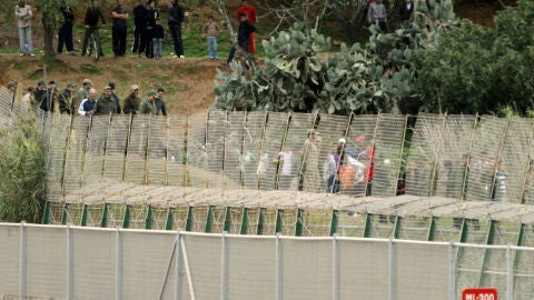 Inmigrantes en la valla de Melilla