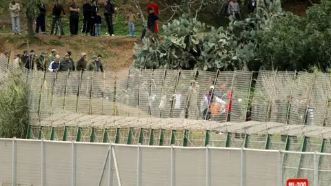 Inmigrantes en la valla de Melilla Inmigrantes en la valla de Melilla