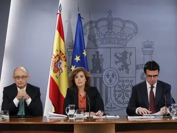 Montoro, Saénz de Santamaría y Soria tras un consejo de ministros Montoro, Saénz de Santamaría y Soria tras un consejo de ministros
