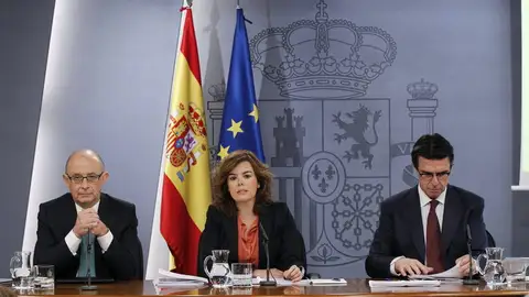 Montoro, Saénz de Santamaría y Soria tras un consejo de ministros Montoro, Saénz de Santamaría y Soria tras un consejo de ministros