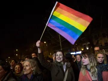una muchedumbre iza la bandera gay una muchedumbre iza la bandera gay
