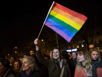 una muchedumbre iza la bandera gay una muchedumbre iza la bandera gay
