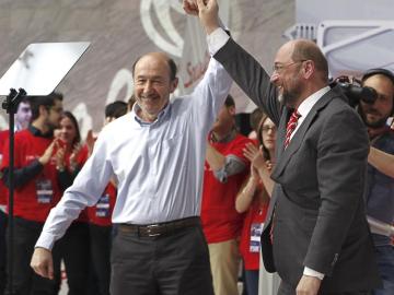 Rubalcaba, junto a Martin Schulz en el mitin del PSOE