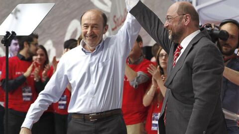 Rubalcaba, junto a Martin Schulz en el mitin del PSOE