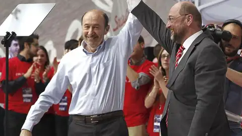 Rubalcaba, junto a Martin Schulz en el mitin del PSOE Rubalcaba, junto a Martin Schulz en el mitin del PSOE