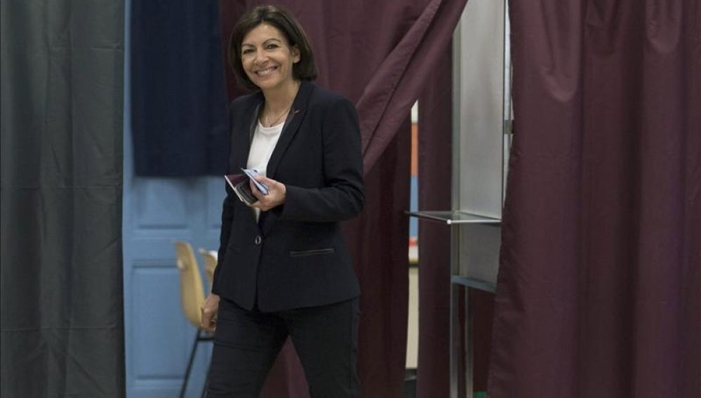 La candidata socialista a la alcaldía de París, Anne Hidalgo, deposita su voto en París.