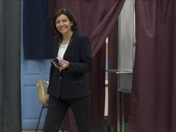 La candidata socialista a la alcaldía de París, Anne Hidalgo, deposita su voto en París.