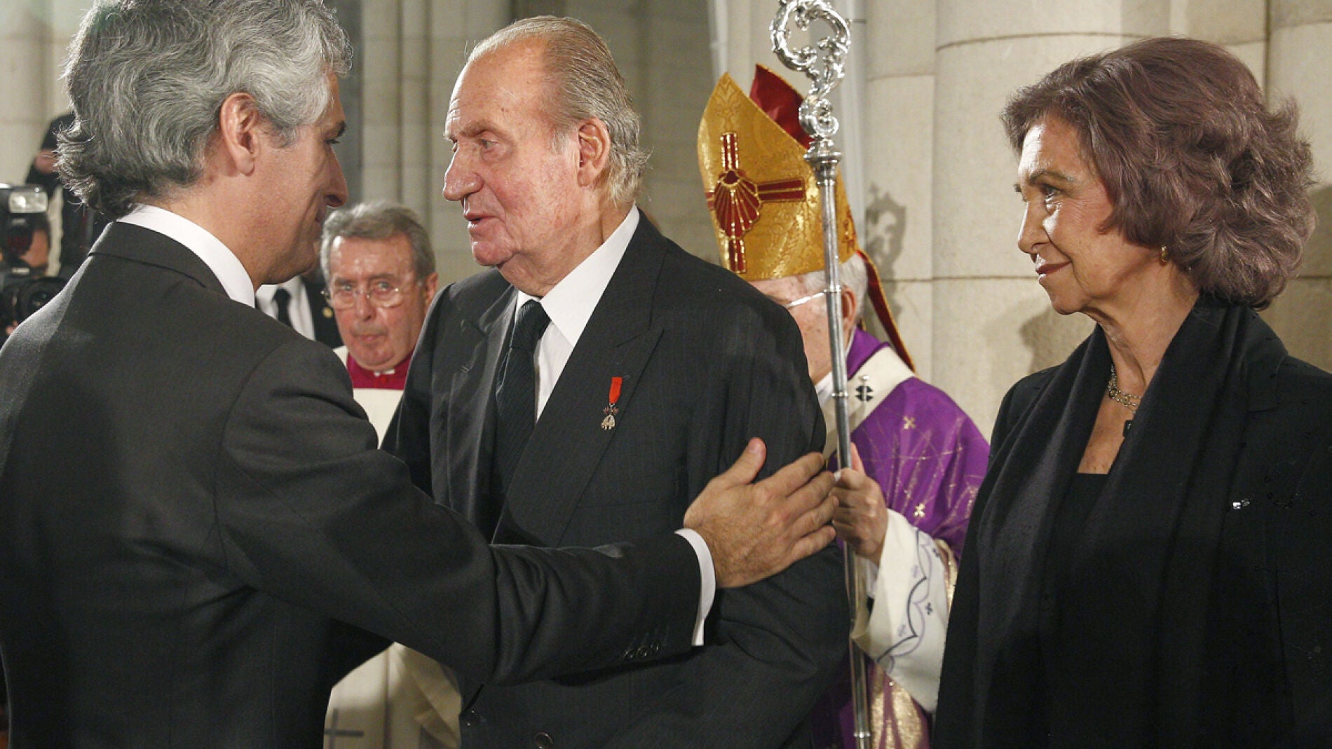 El hijo de Su&aacute;rez saluda a los Reyes
