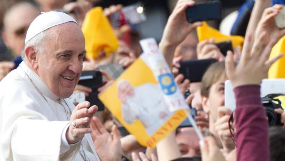  El papa Francisco saluda a varios fieles