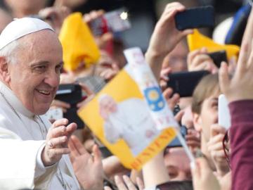  El papa Francisco saluda a varios fieles