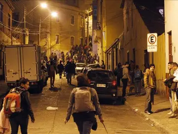 Miles de personas son evacuadas de Chile Miles de personas son evacuadas de Chile