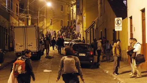 Miles de personas son evacuadas de Chile Miles de personas son evacuadas de Chile