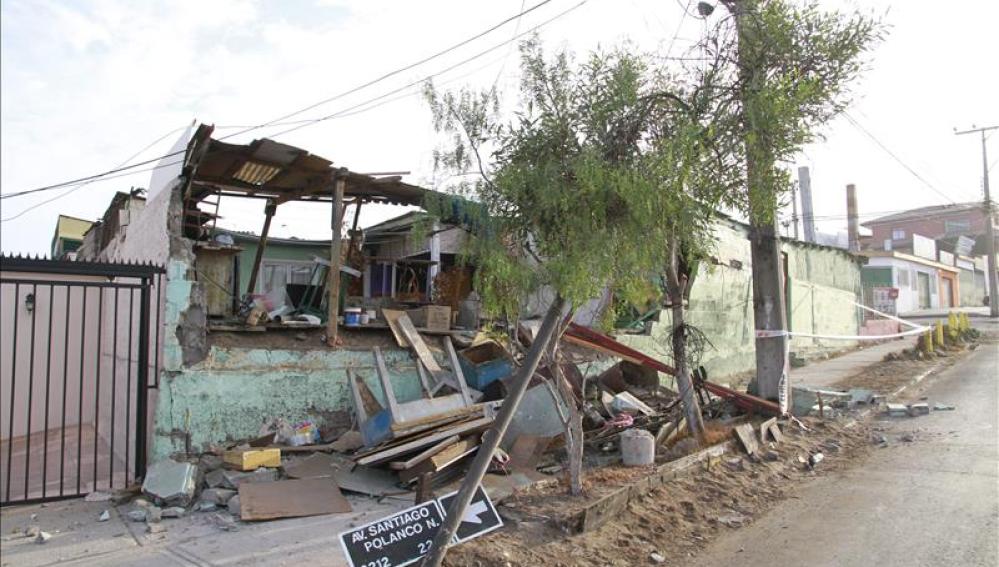 Aspecto de un muro derrumbado en Iquique (Chile) tras el terremoto