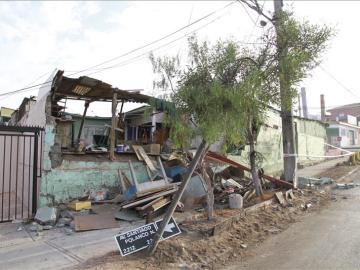 Aspecto de un muro derrumbado en Iquique (Chile) tras el terremoto