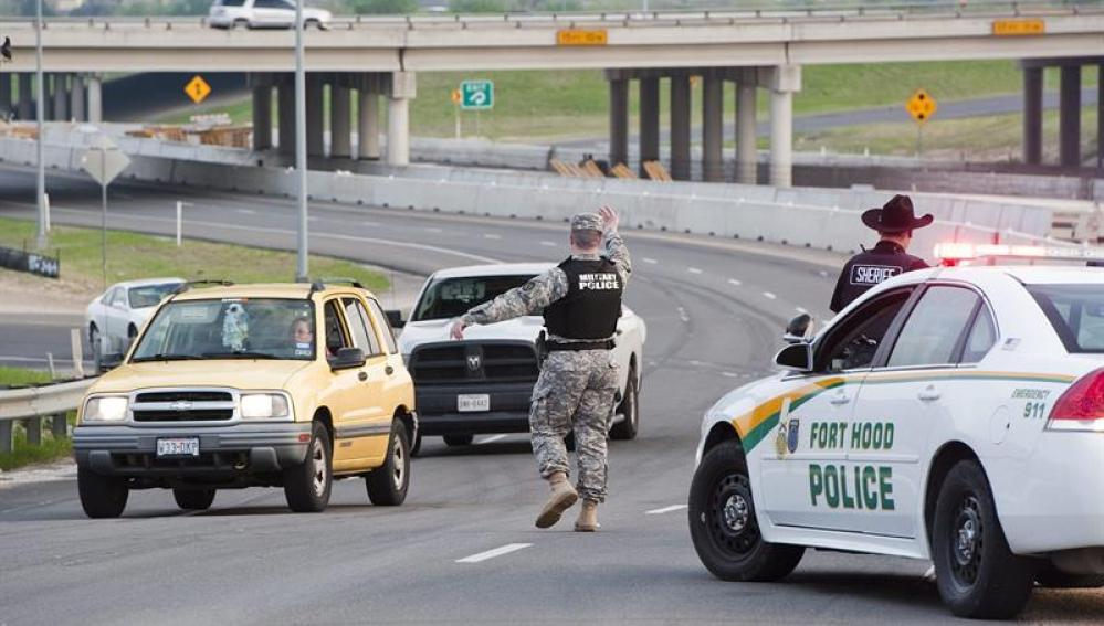 Un policía militar dirige el tráfico cerca de la base militar asegurada de Fort Hood