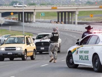 Un policía militar dirige el tráfico cerca de la base militar asegurada de Fort Hood