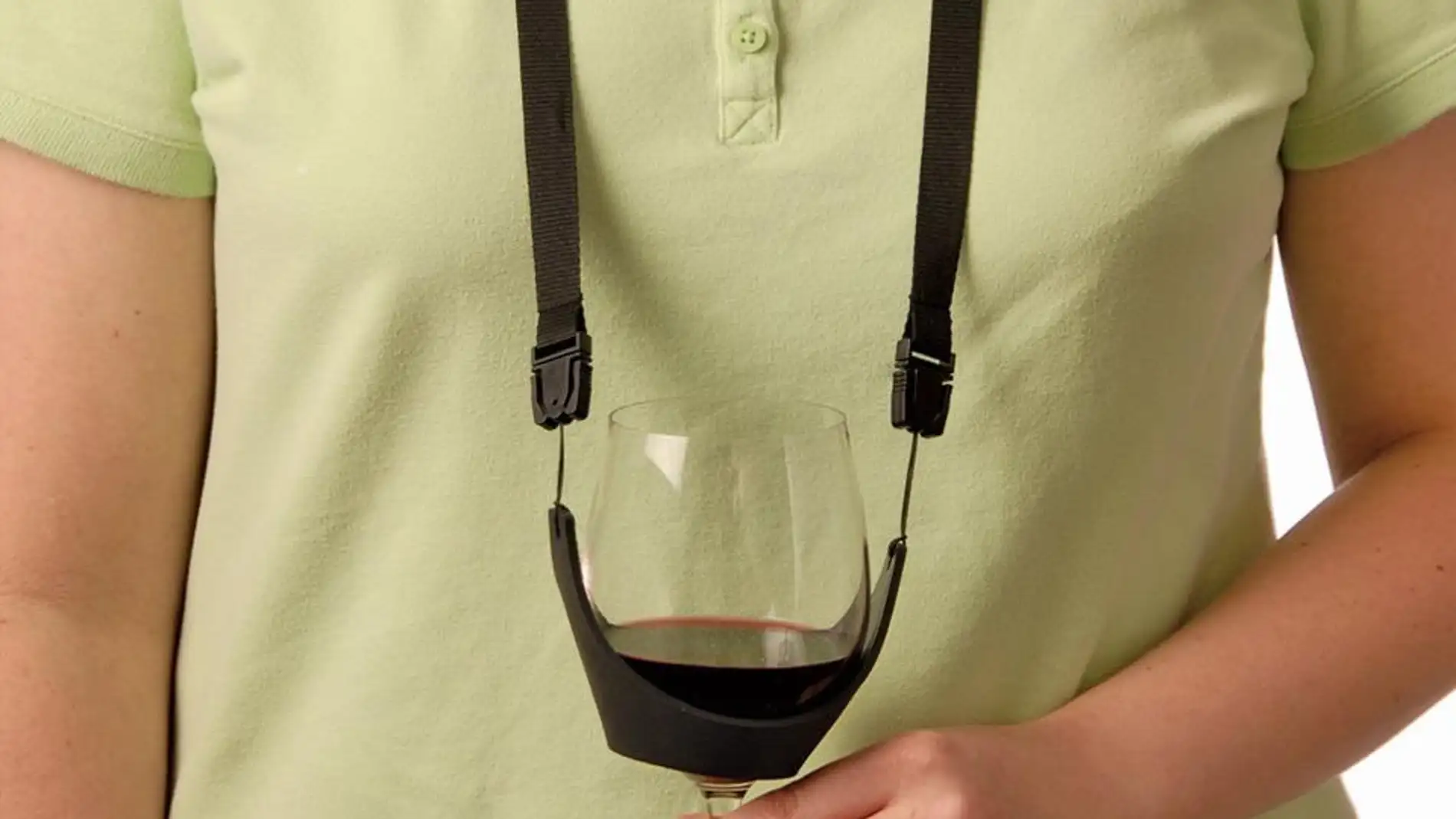El collar sostenedor de vino, tan feote como innecesario.
