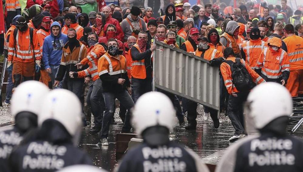Un grupo de manifestantes se enfrenta a la policía en Bruselas