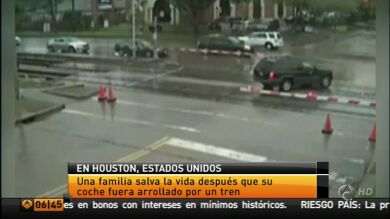 Una familia salva la vida después de que su coche fuera arrollado por un tren en Houston