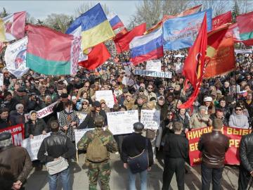 Manifestantes prorrusos se acercan a la sede de organismos estatales en Ucrania