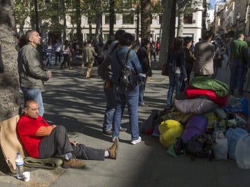 22 familias acampan frente al Ayuntamiento de Sevilla