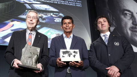 El ingeniero Leslie E. Robertson (i), en los premios de la Fundaci&oacute;n Jos&eacute; Entrecanales Ibarra
