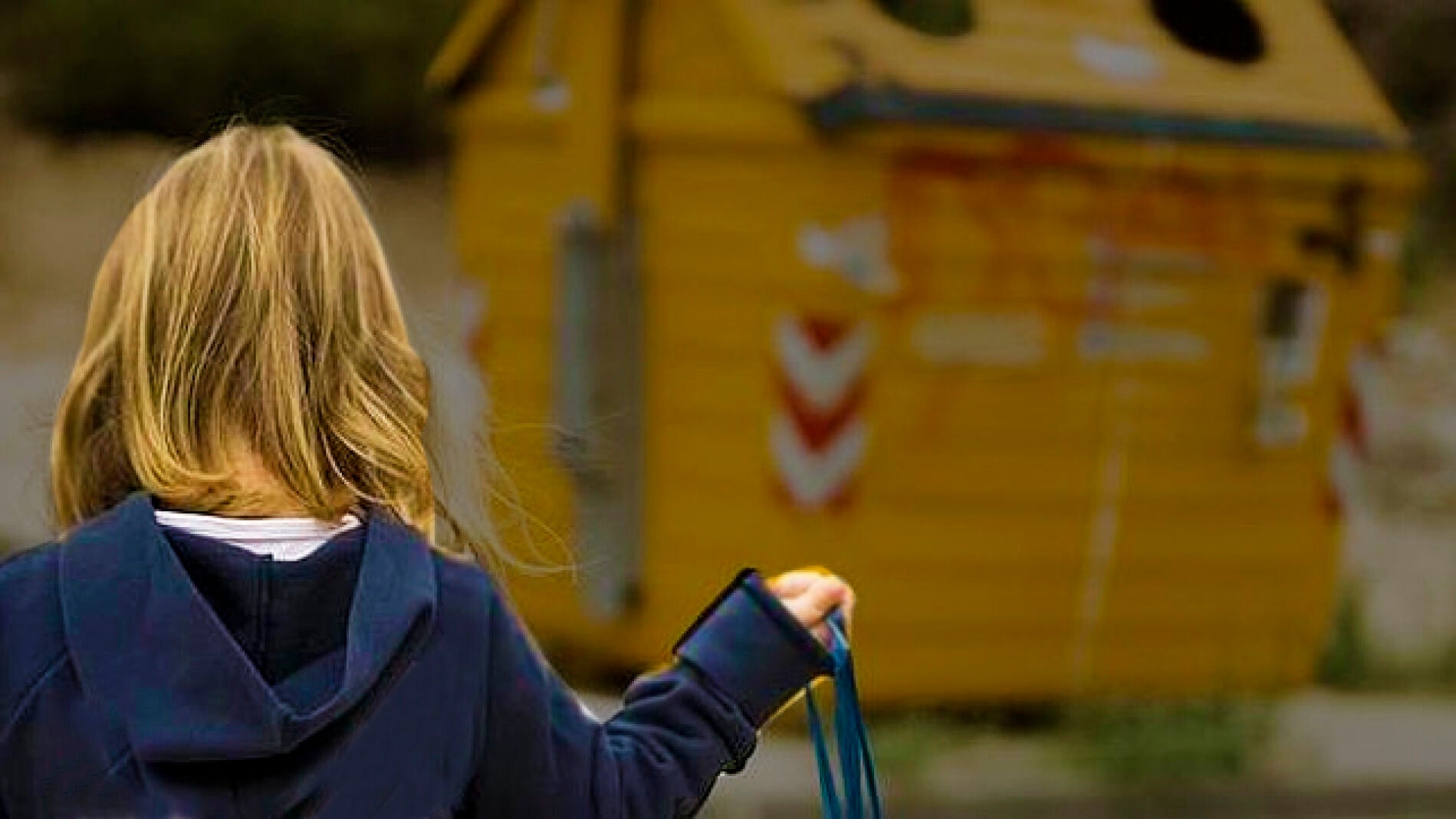 Ni&ntilde;a reciclando