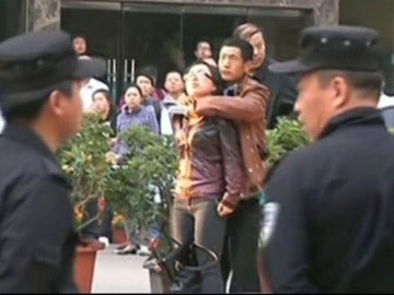 Amenaza con un cuchillo a una mujer en la calle Amenaza con un cuchillo a una mujer en la calle